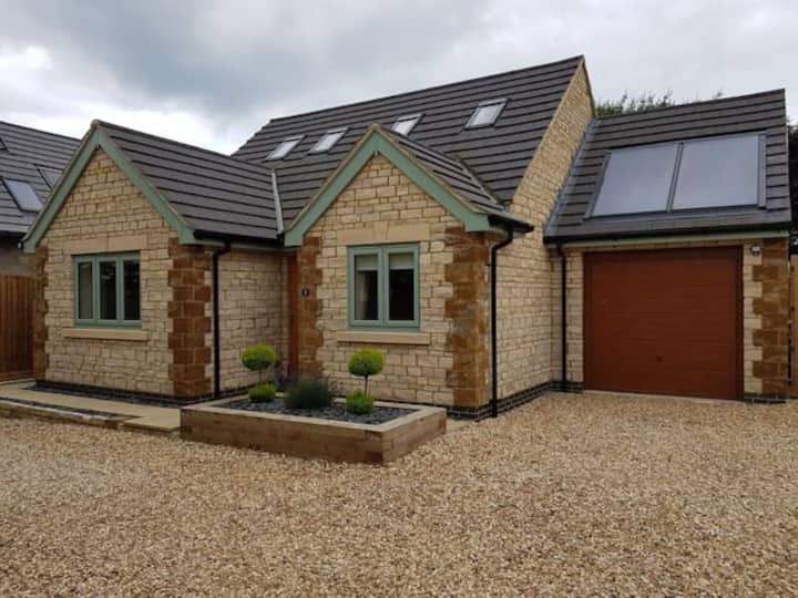 The Bungalow - With Parking, Breakfast & Wi-fi - Northampton, UK