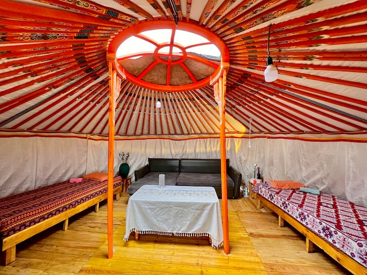 Captivating Yurt Getaway Near The Aiport - Rusia