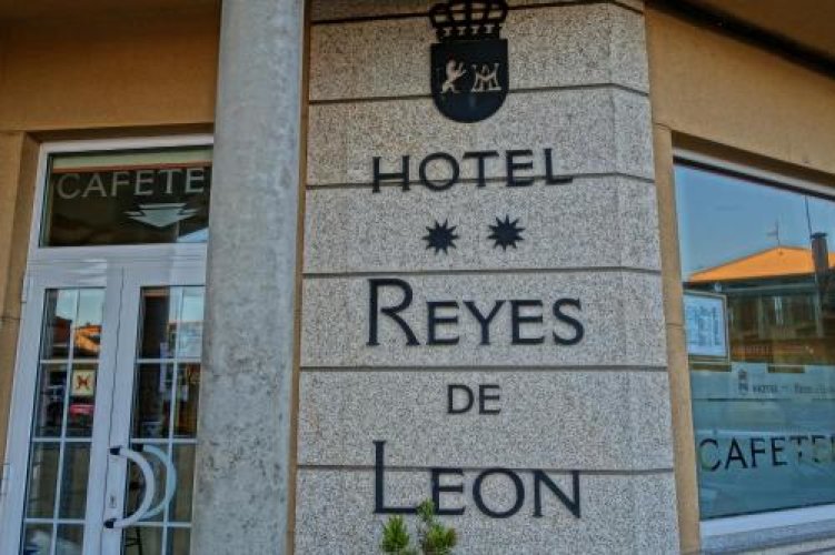Hotel Reyes De León - Santa María del Páramo