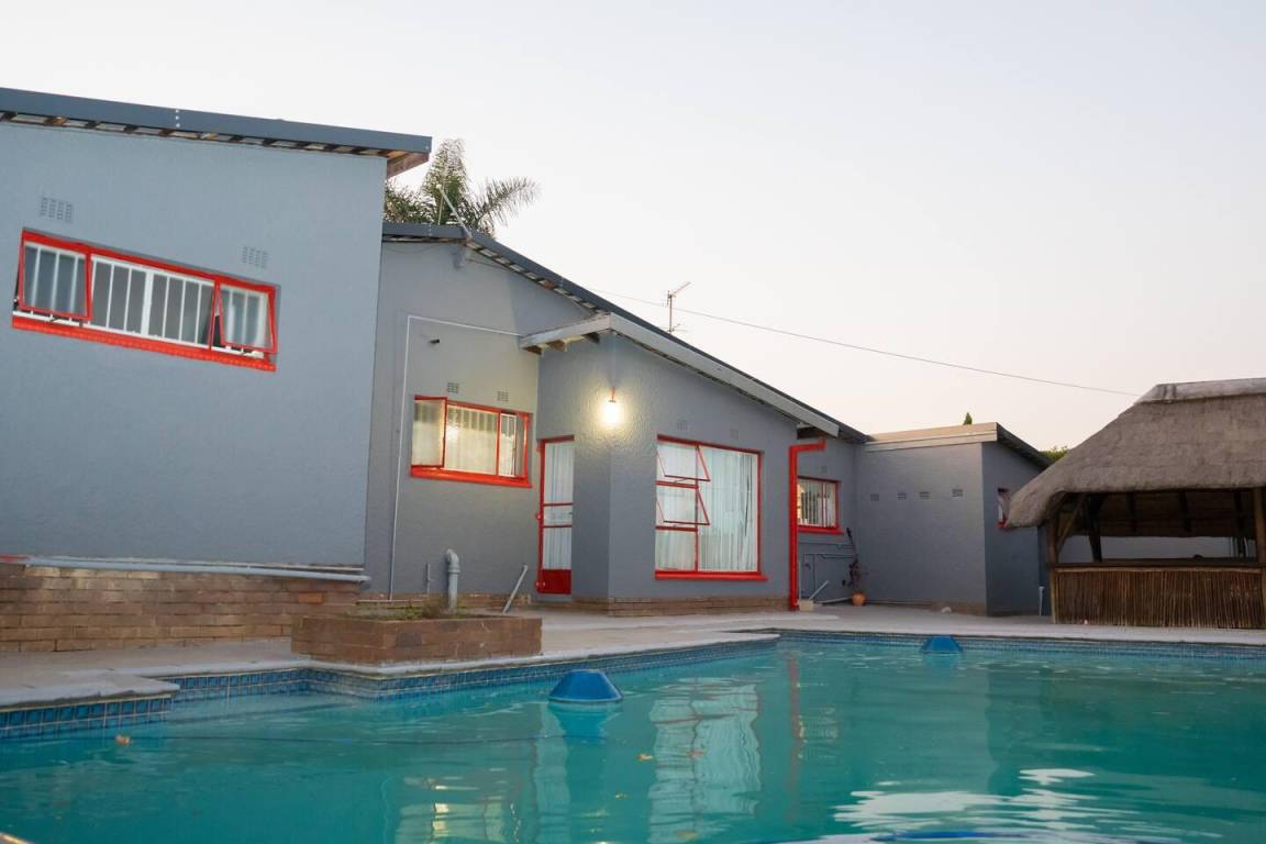 90 M² House ∙ 3 Bedrooms ∙ 6 Guests - Sandton