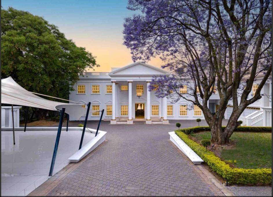 1000 M² House ∙ 4 Bedrooms ∙ 9 Guests - Sandton