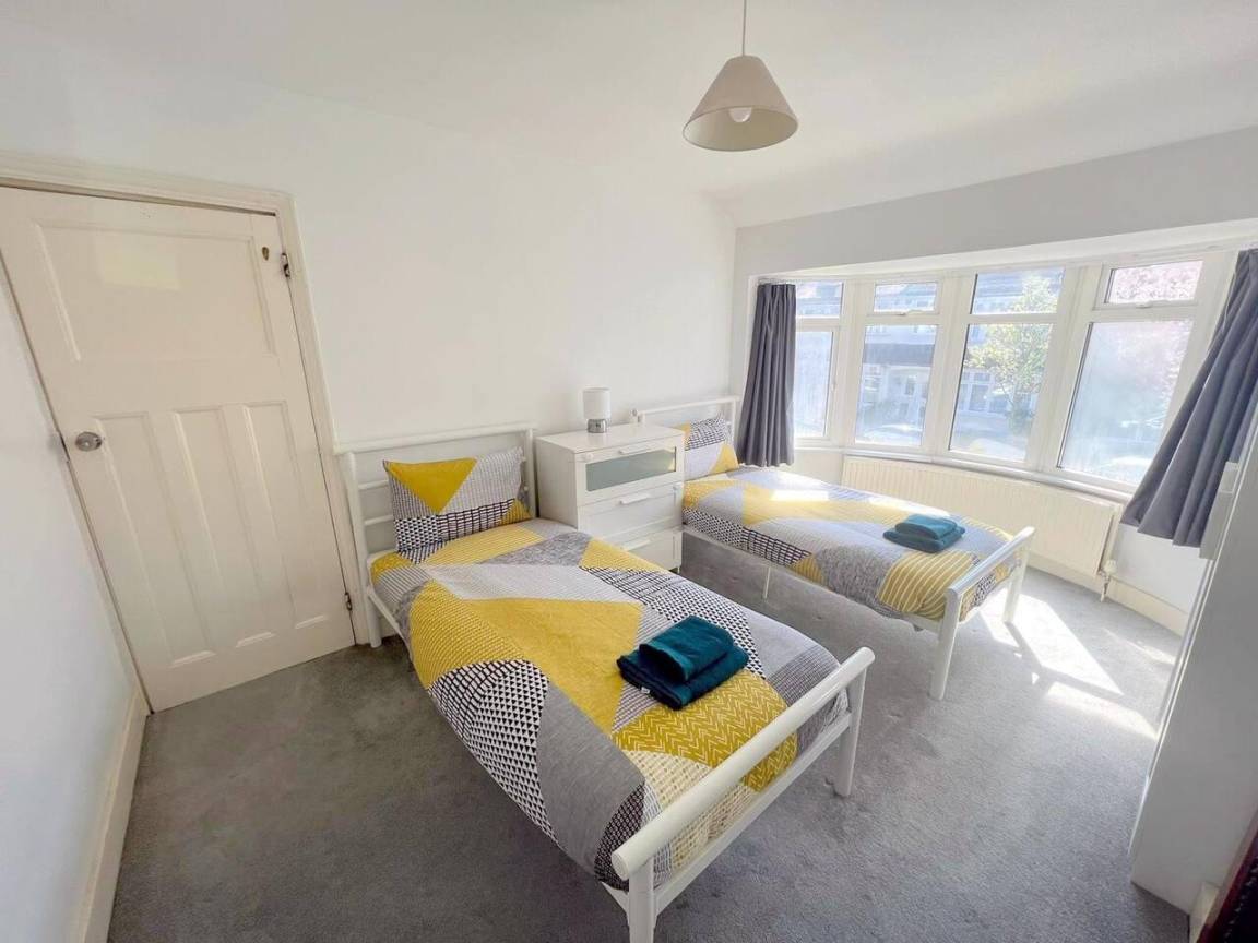 100 M² House ∙ 4 Bedrooms ∙ 7 Guests - Croydon, UK