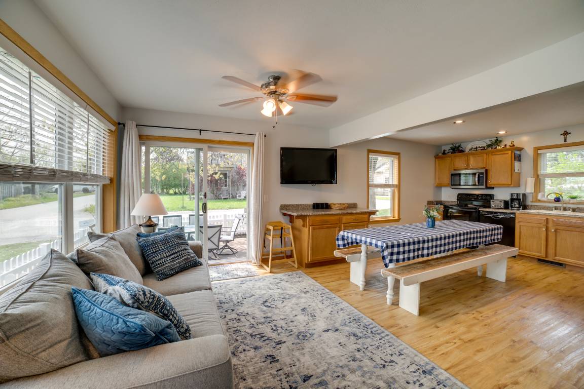 145 M² Cottage ∙ 4 Bedrooms ∙ 10 Guests - Edinboro, PA