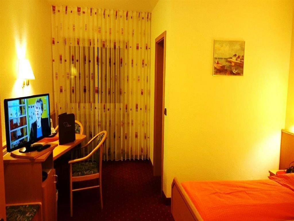 Hotel ∙ Double Room, Shower Or Bath, Toilet, Conveniences - Wachenheim