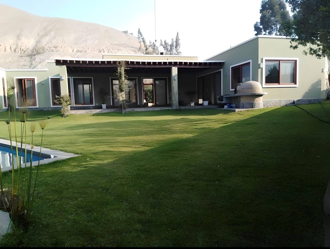 1300 M² House ∙ 4 Bedrooms ∙ 12 Guests - Lima