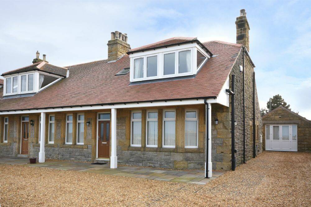 145 M² Cottage ∙ 4 Bedrooms ∙ 8 Guests - Seahouses