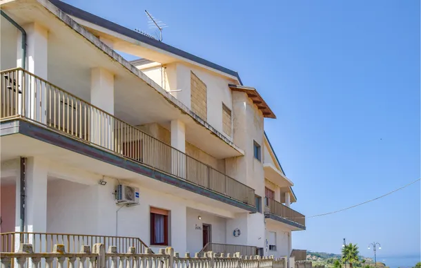Stunning Apartment In Briatico With 1 Bedrooms And Wifi - Briatico