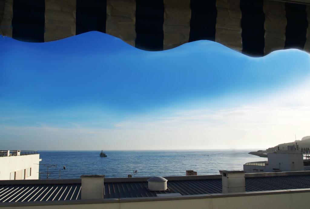 Beachside Sunny Balcony By Timelystay - Sesimbra