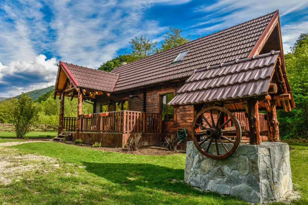 The Little Mountain Cabin - Romania