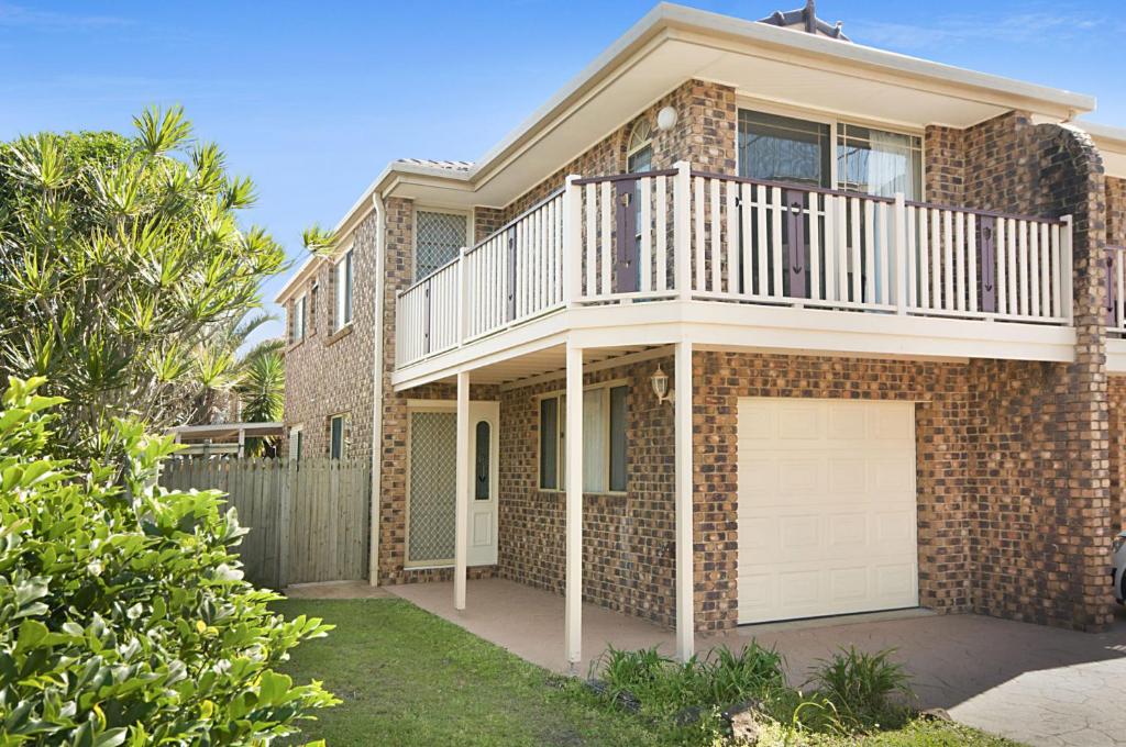 Castions Is A 3 Bedroom, Fully Self-contained Townhouse In Downtown Lennox Head - Lennox Head