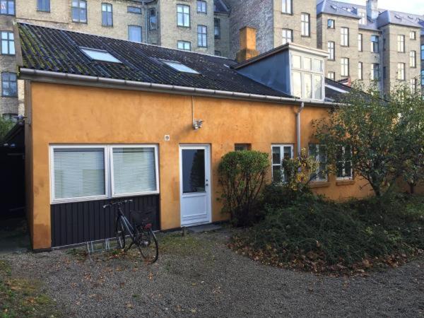 Quiet Yellow Courtyard Apartment - Copenhagen
