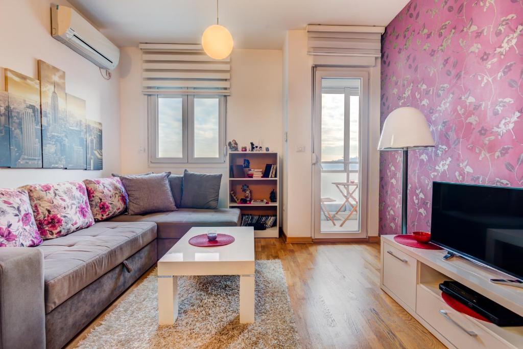 Cozy One Bedroom Apartment In Popular Area - Podgoritsa
