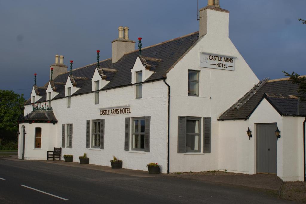 Castle Arms Hotel - The Castle & Gardens of Mey