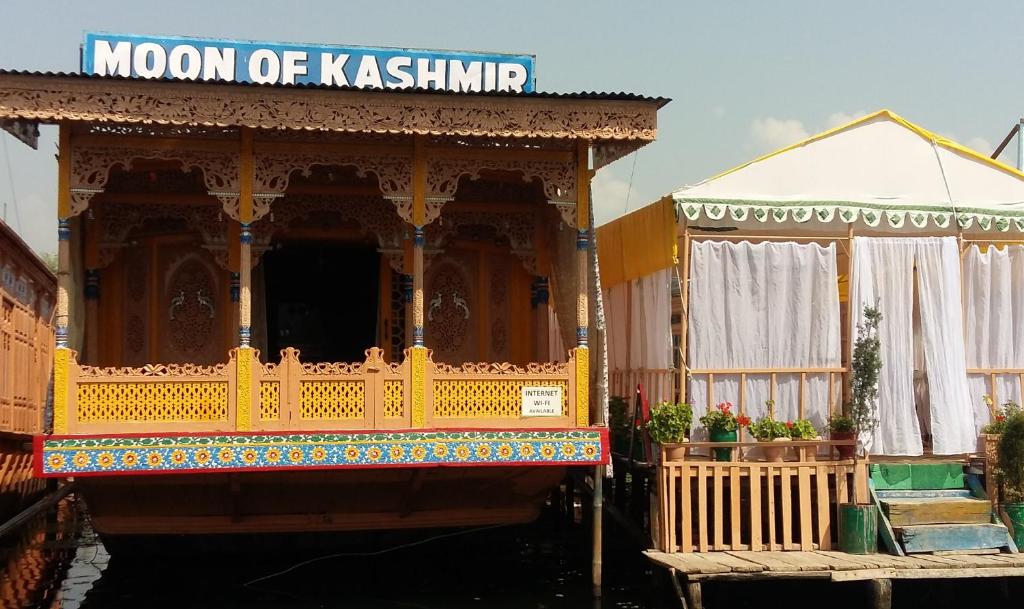 Houseboat Moon Of Kashmir - Srinagar