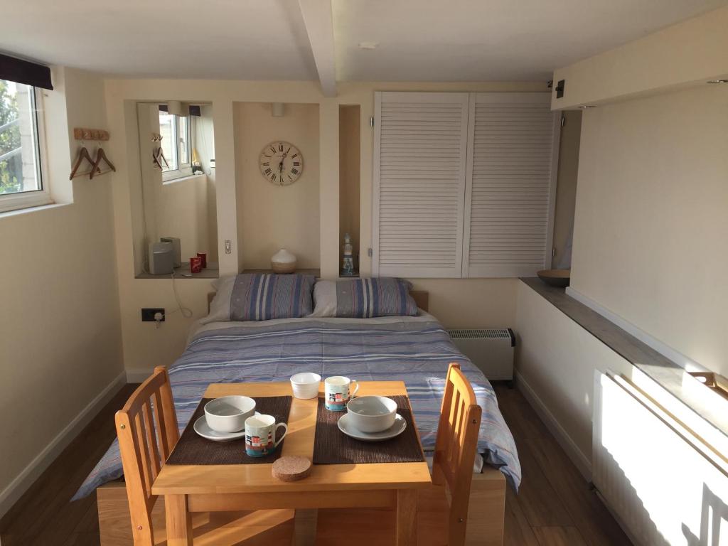 Self-contained Small Apt. Weymouth - 웨이머스