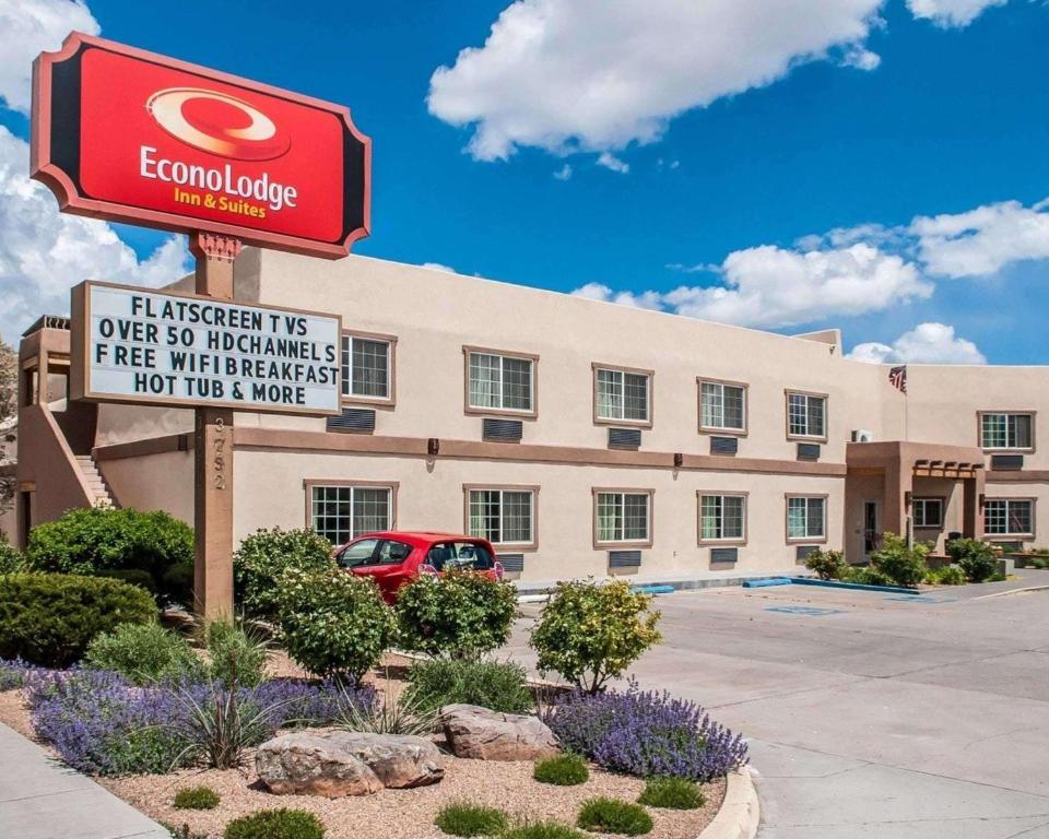 Econo Lodge Inn & Suites Santa Fe - Santa Fe, NM