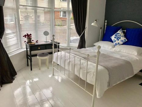 827 Lyme Regis Vacation rentals & Airbnb cozycozy