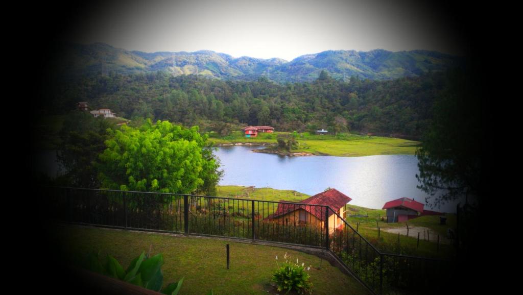 Beautiful Lake View Villa. Lake Access & Near Town - Guatapé