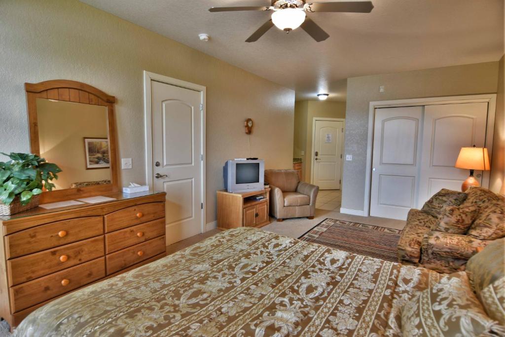 T411b Is A Efficiency Condo At Tagalong Golf Resort On Red Cedar Lake - Wisconsin
