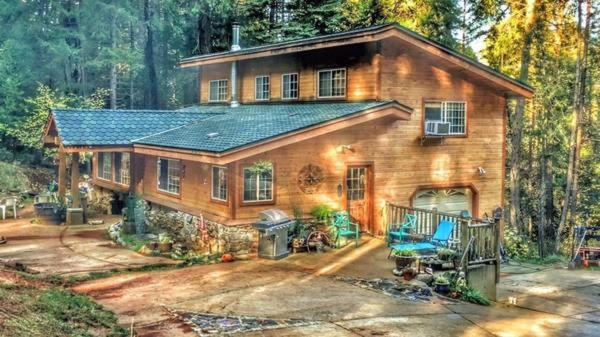 A Lovely Cabin House at Way Woods Retreat with Outdoor Hot Tub! - California
