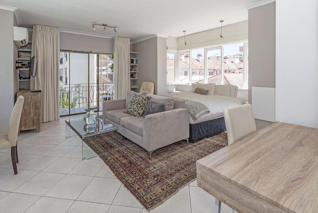 Cosy And Classy Sea Point Apartment - Camps Bay