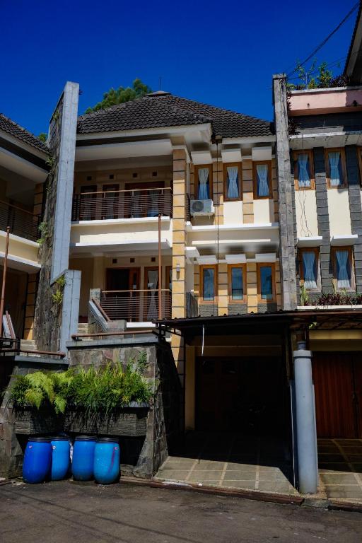 Larasmita Cisitu By Zenrra House - Bandung