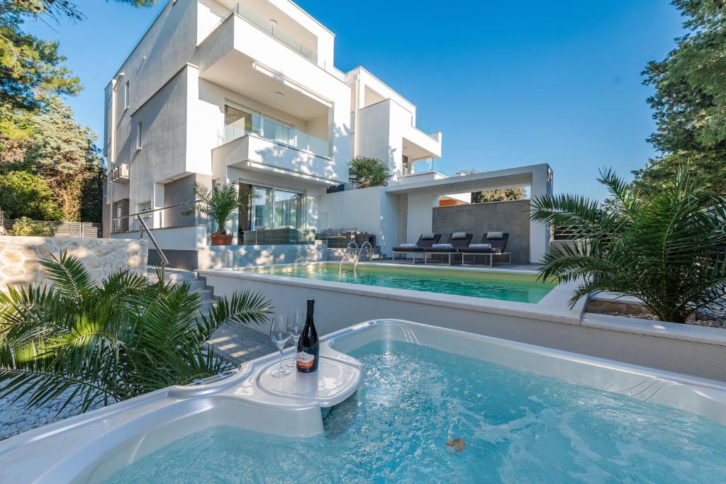 Luxury apartment SUNSET with pool and jacuzzi - Novalja