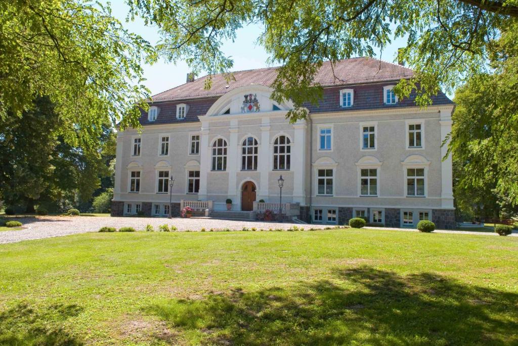 Schloss Zinzow - Mecklenburg-Vorpommern