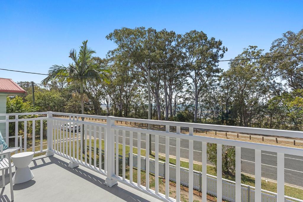 Modern Waterfront Hamptons At The Bay Holiday Home - Caboolture