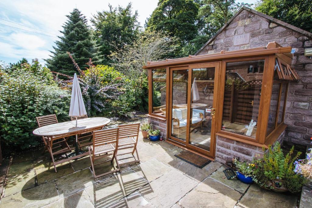 Willow cottage with private hot tub - Leek