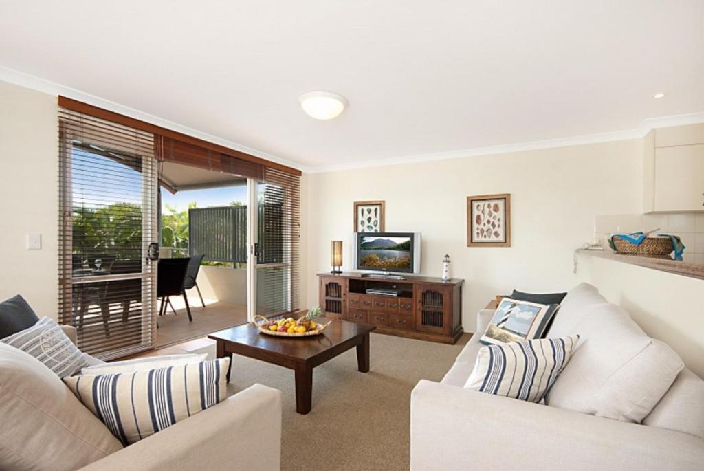 A Light Filled And First Floor Apartment Right Across The Road From The Beach. - Byron Bay