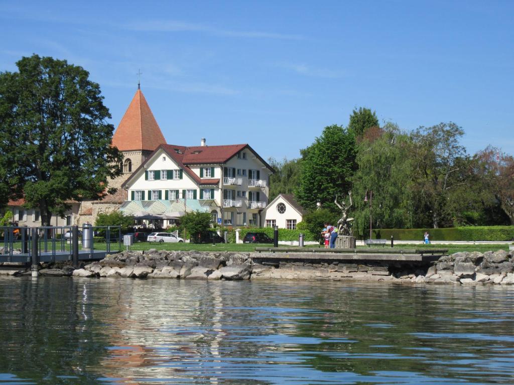 Le Debarcadere - Lake Geneva