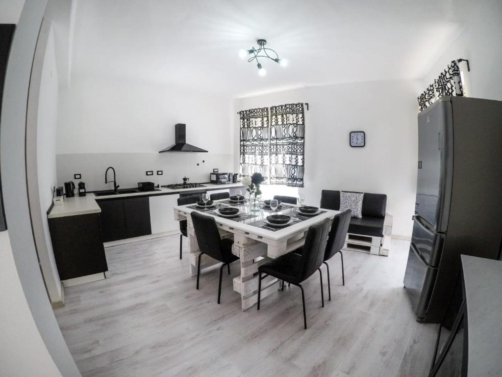 Black&white Guest House - Sardinien