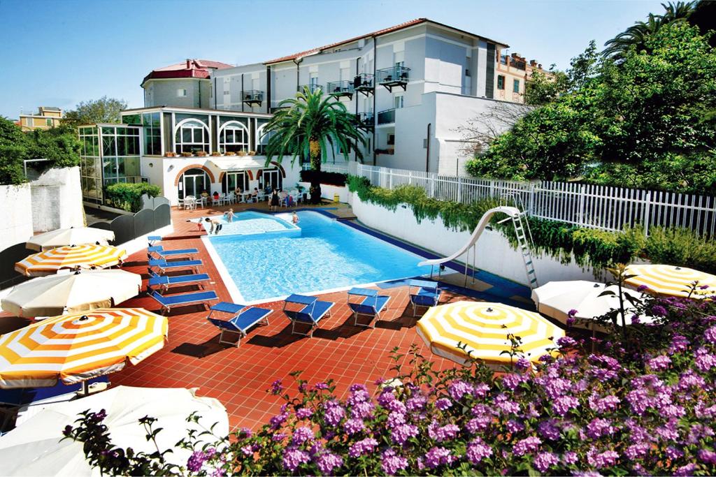 Hotel Riviera Con Piscina E Garage - Vado Ligure