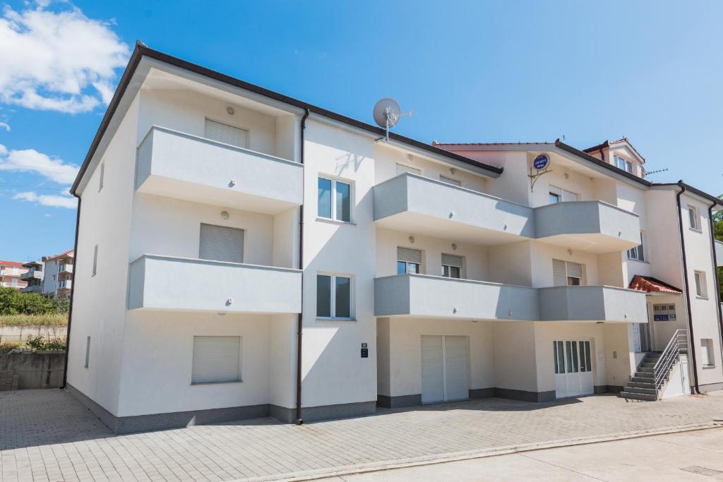 Apartments Marko - Jesenice, Croatia