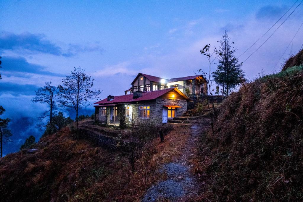 Himalayan Paradise, Boutique Room W Binsar View By Roamhome - Binsar