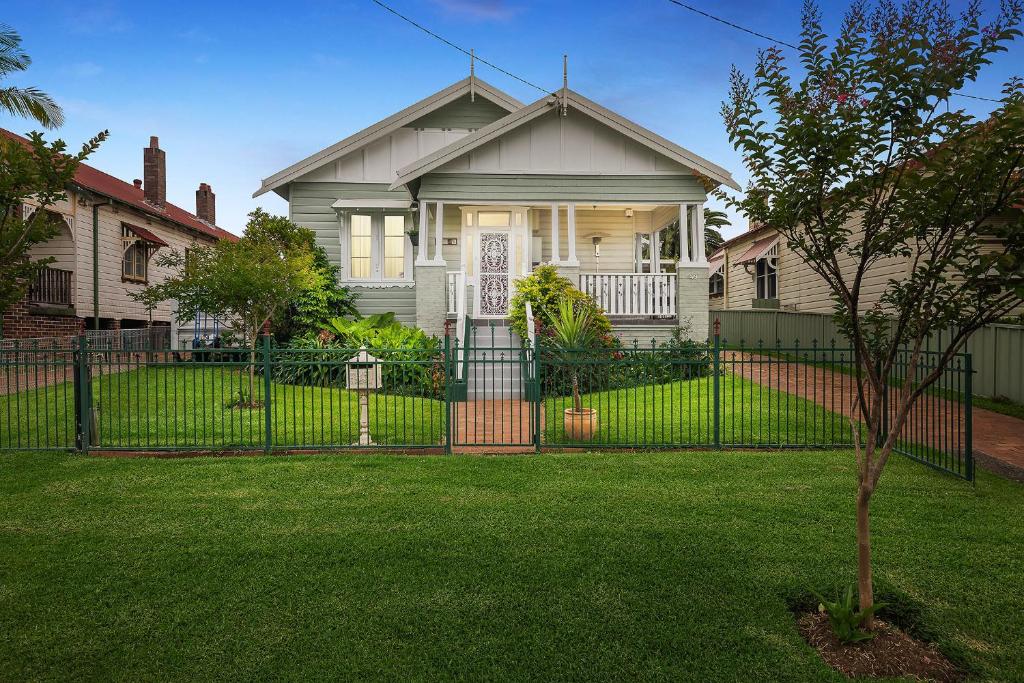 Lauralla || Gorgeous Period Home On "The Hill" - Kitchener