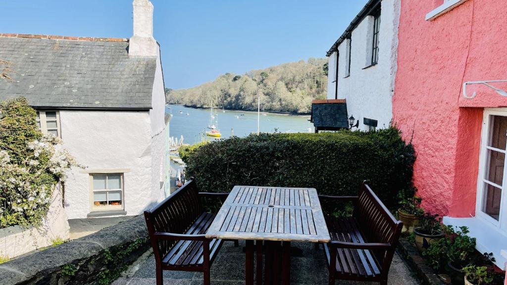 Holly Cottage - Characterful Cottage A Stones Throw From River Dart With Front & Back Patios - Totnes
