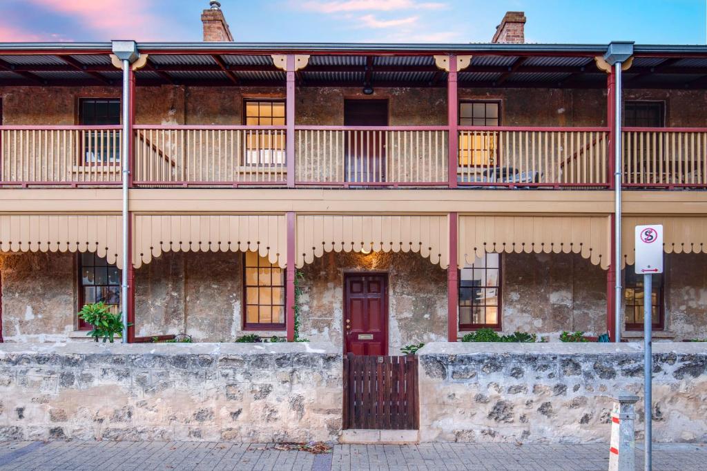 Luxury 1850s Fremantle Terrace + Free Parking - East Fremantle