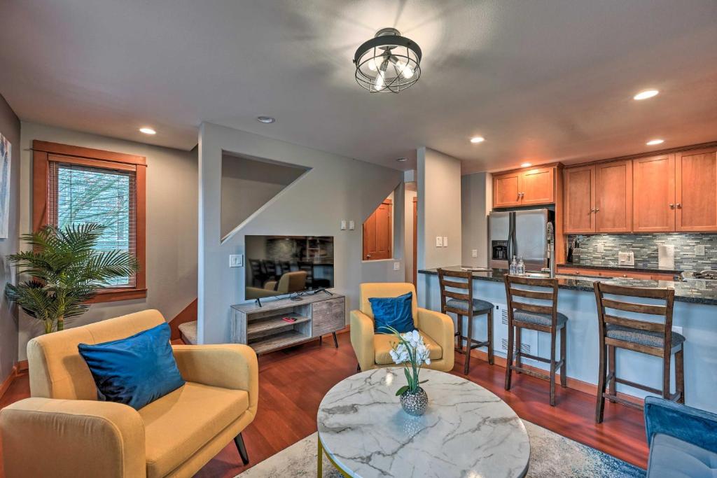 Stylish Townhome About 6 Miles To Downtown Seattle! - Shoreline, WA