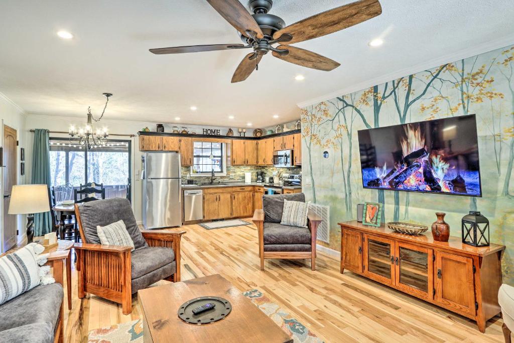 Charming Murphy Escape With Fire Pit And Hot Tub! - マーフィー, NC