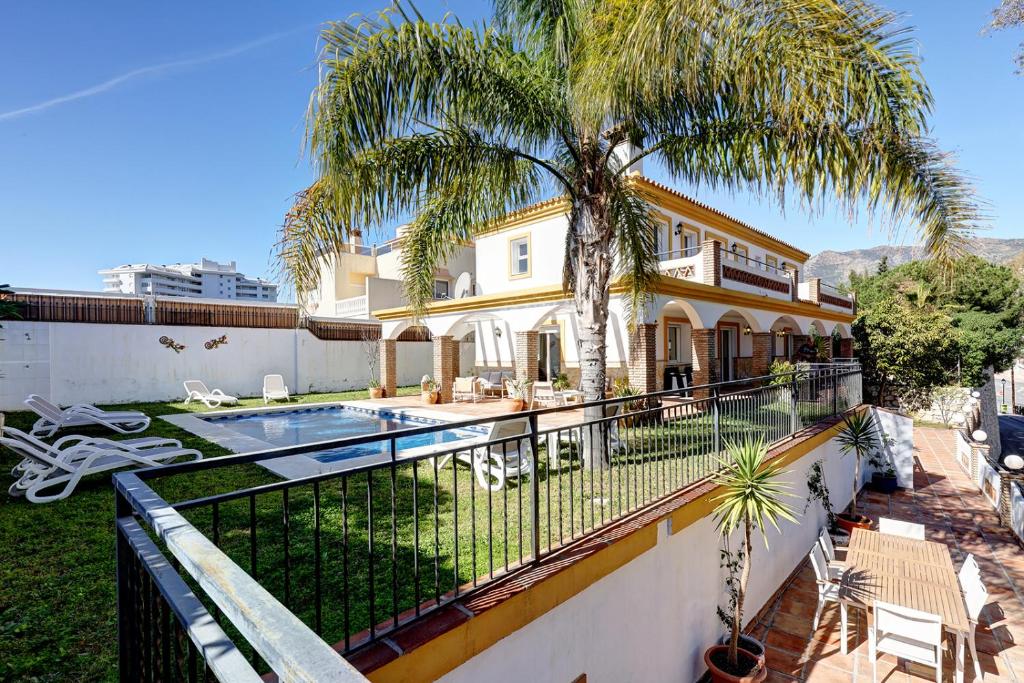 088 Bright and Spacious Andalusian Style Villa With Private Pool - Fuengirola