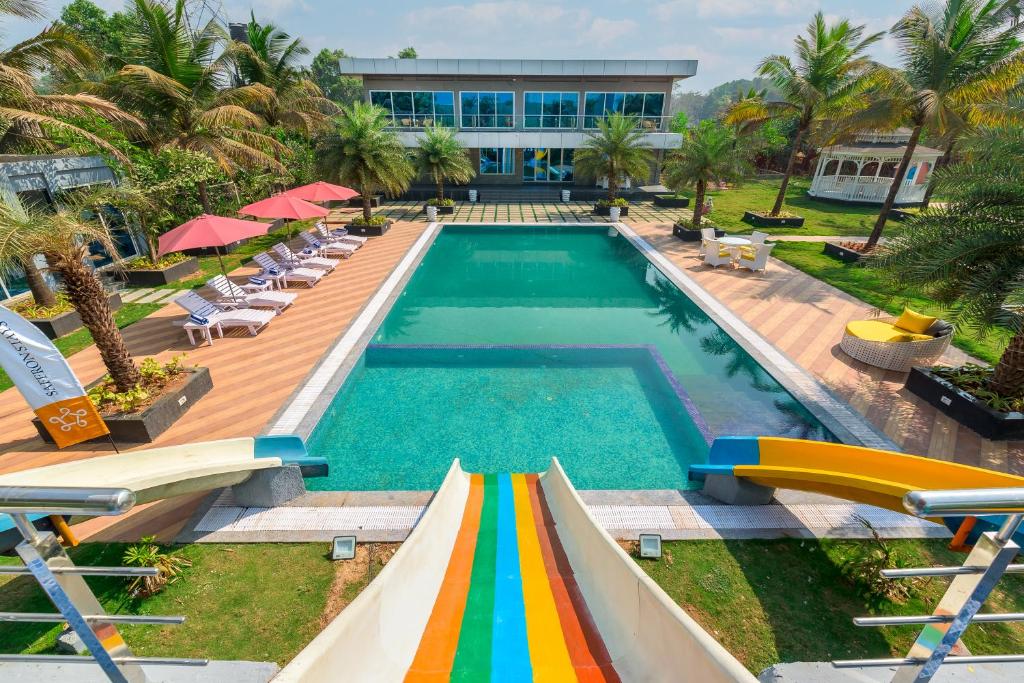 Saffronstays Palm Paradise, Kalyan Khadavli - Swimming Pool With Water Slides, Gazebo And Indoor Games - Shahapur