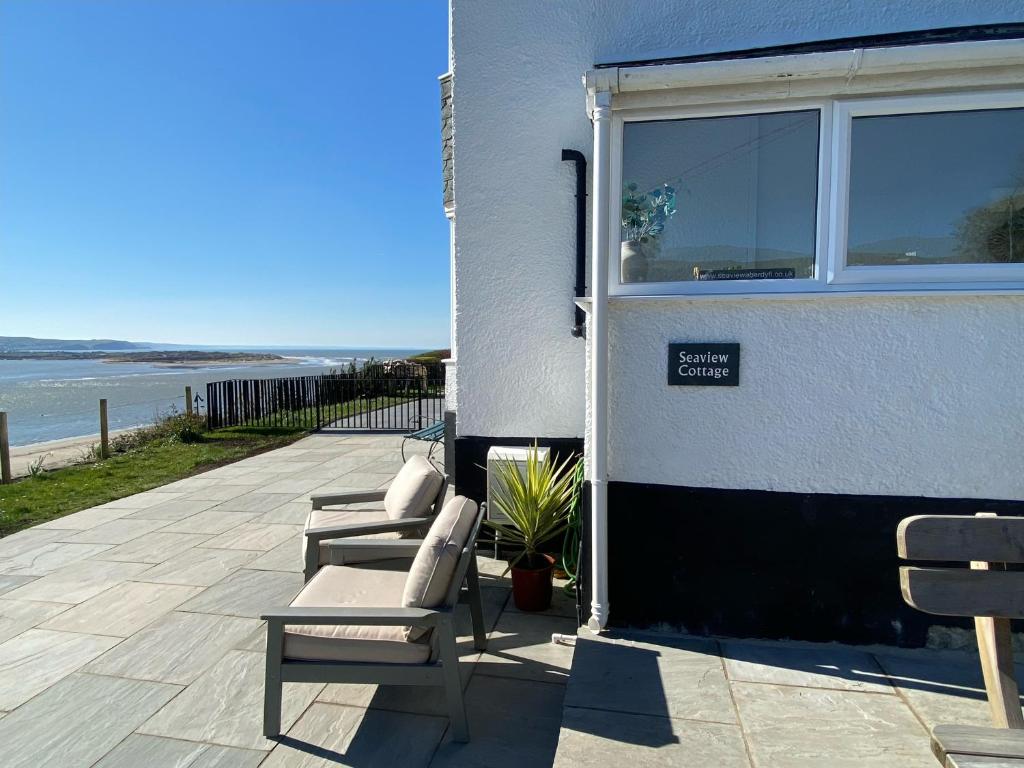 Superb Location, Gardens, Views And Parking - Aberdovey