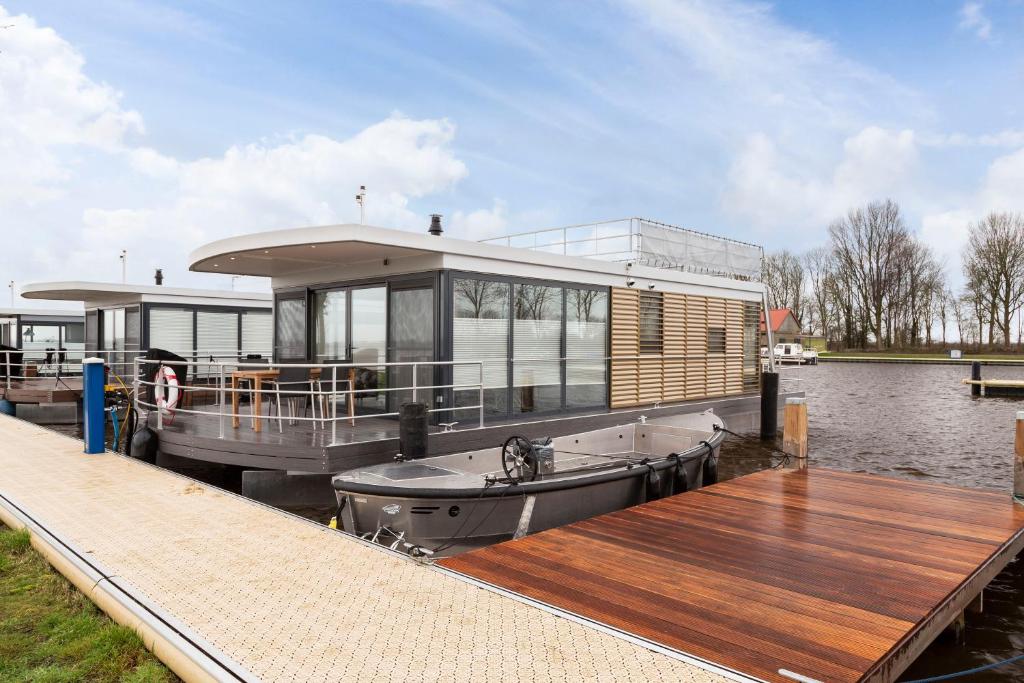 Houseboat 'Elysium' Met Eigen Aanlegsteiger Sneek - Offingawier - Sneek
