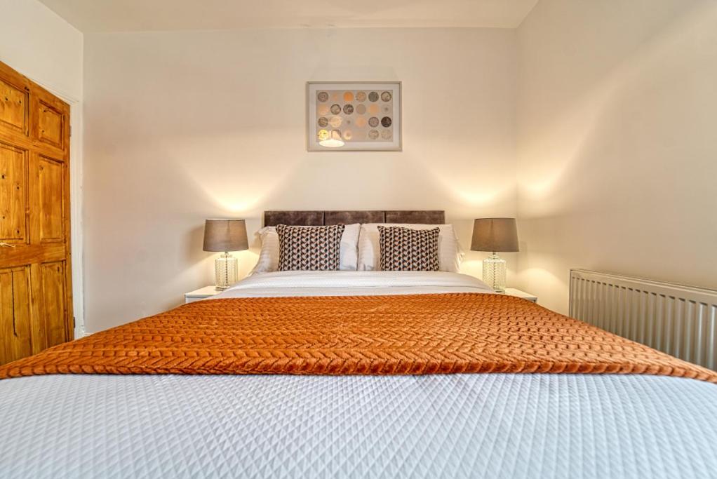 Stylish 2 Bedroom House With Patio - Worcester, UK
