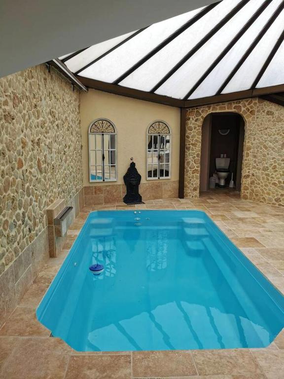 Villa De 2 Chambres Avec Piscine Privee Sauna Et Terrasse Amenagee A Folleville - Eure