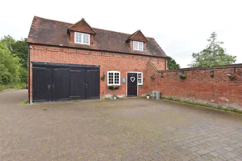 Stunning 100 Year Old Converted Coach House - Brentwood