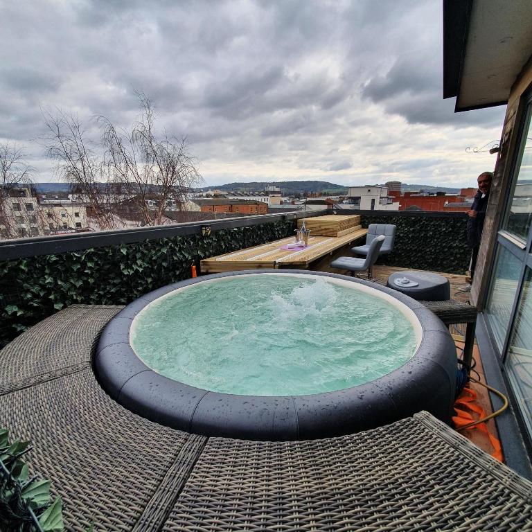 Central Penthouse with Hot Tub & Views 24 - Gloucestershire