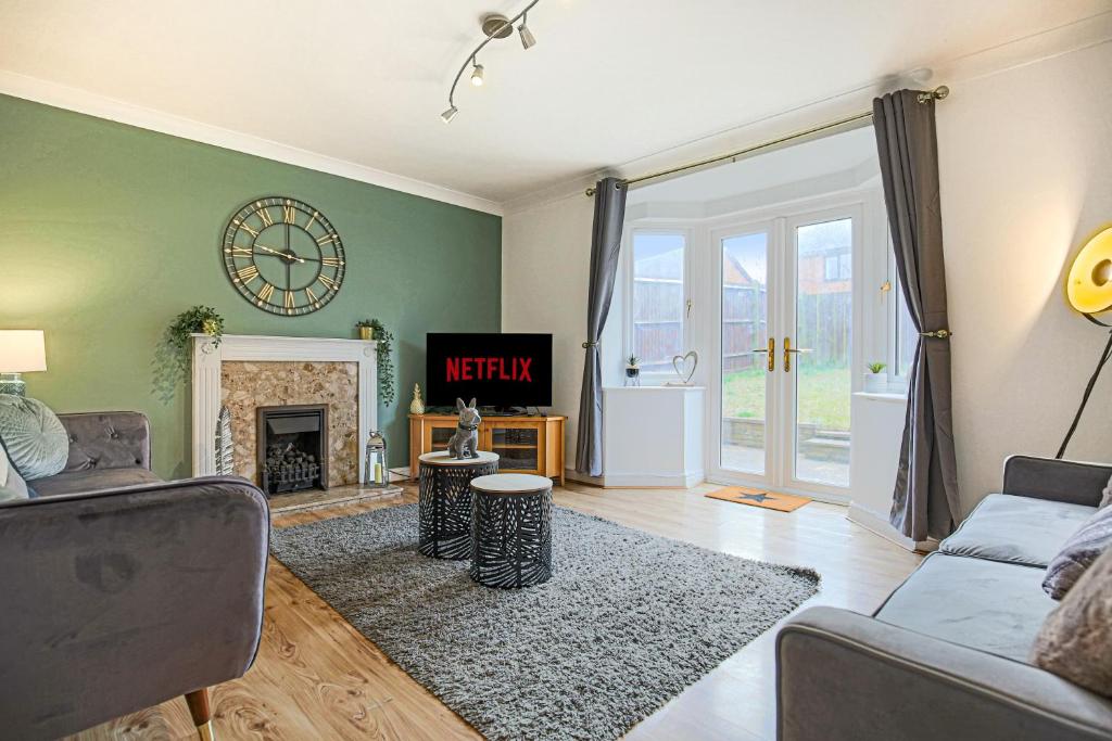Detached House With Free Parking, Garden, Fast Wifi And Smart Tv With Netflix By Yoko Property - Buckinghamshire
